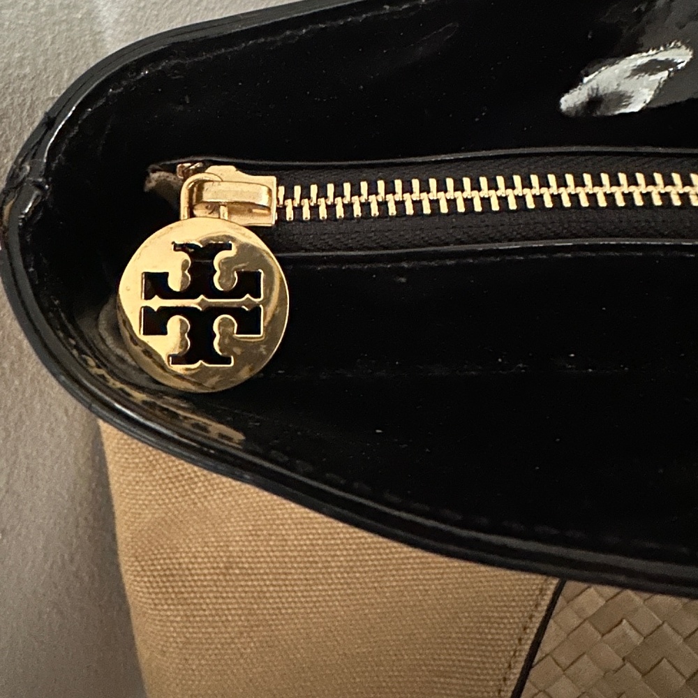 TORY BURCH Vintage Patent, Canvas and Raffia Shoulder Bag - Picture 10 of 12